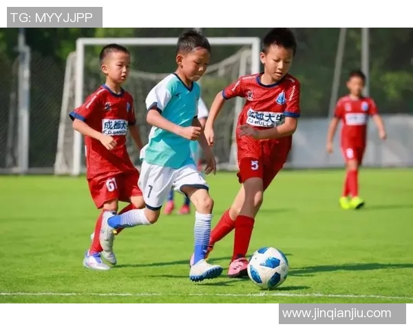 潮流兄弟与足球明星的完美结合展现青春活力与梦想追逐