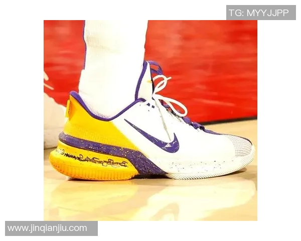 篮球明星球鞋上的字句揭示了他们的奋斗精神与个性魅力