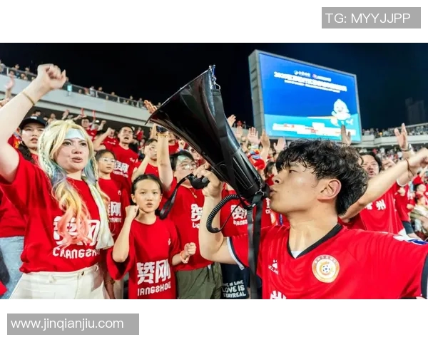 足球明星挑战篮球赛场表现如何引发球迷热议